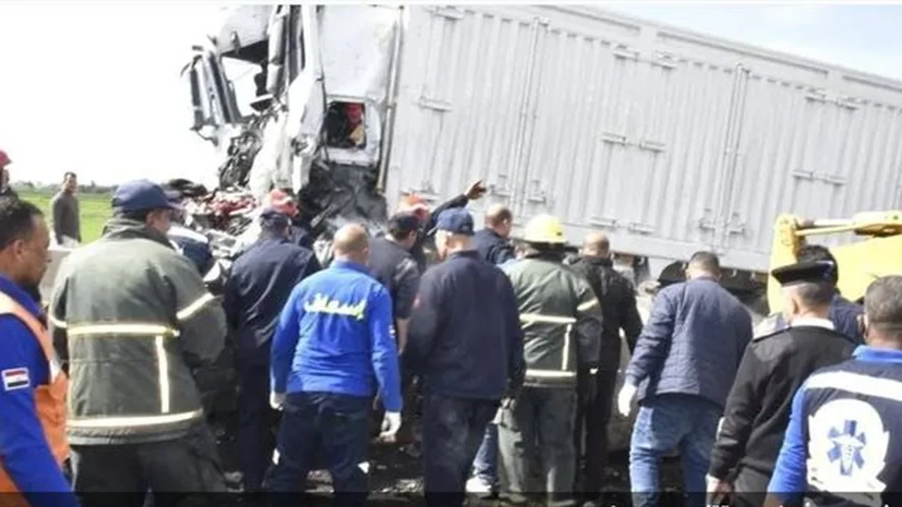 مصرع 18 عاملاً.. نادر شكري ينعى ضحايا تصادم طريق جنوب بورسعيد المروع